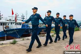 筑牢海洋生态保护屏障 浙江海警开展伏季休渔普法宣传图片