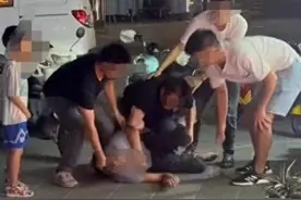 云南瑞丽男子被围殴，男童吓得尖叫跺脚 警方回应：正进一步调查图片