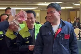 老板愿意员工开心网友却不答应？长沙一公司年会摸钱游戏最少10元被指“抠门”图片