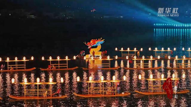 千城百县看中国｜湖南张家界：龙灯夜游点亮澧水