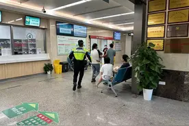 3岁小男孩的脚踩入自行车轮受伤，东湖交警急速开道12分钟送到医院图片