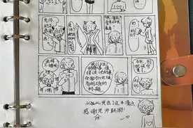 小学生为同学画漫画，记录校园生活趣事图片