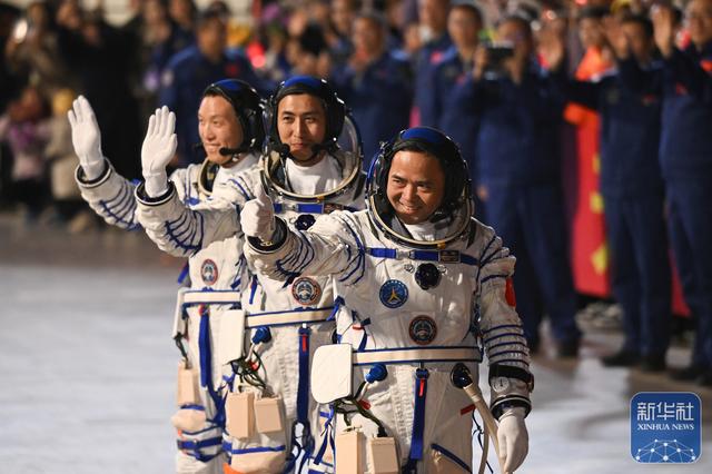 神舟二十一号航天员乘组出征仪式在酒泉卫星发射中心举行