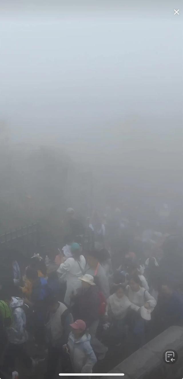 售罄！暂停检票！景区气温骤跌近0℃,大量游客挤满厕所,"99元坐席过夜"冲上热搜