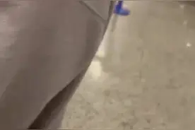 你挺宠粉！勒克莱尔抵达上海，机场耐心为粉丝签名图片