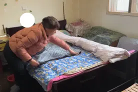 崩溃！刚晒的衣服总是被楼上的拖把水弄脏！“老娘舅”出手后→图片