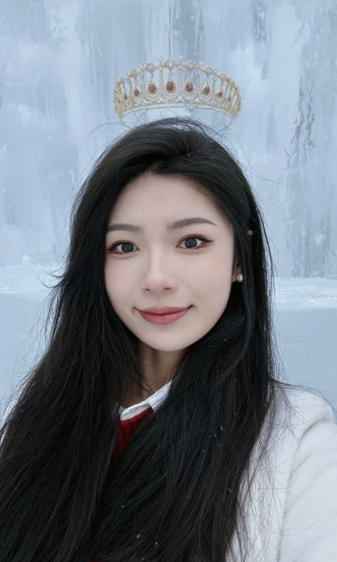 三顶价值百万的DR皇冠登陆长白山冰心岛，游客打卡体验“冰雪女王”