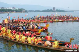 广西“龙超”盛况：碧水青山间“百龙”竞渡图片