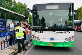 增加区间车、设置服务站，武汉公交多举措应对假期客流高峰图片