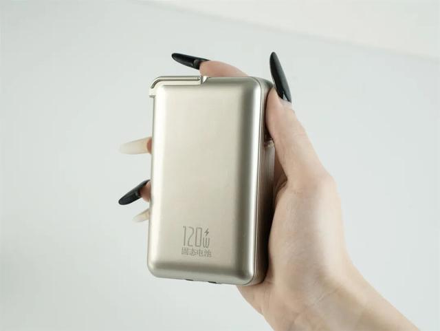 对不起，我把你未来的充电宝提前发明了……