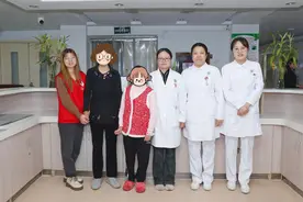 十年治疗之路，脑肿瘤女孩重返校园图片