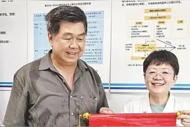 “感谢您十年前救了我一命！”马来西亚患者千里来厦送锦旗图片