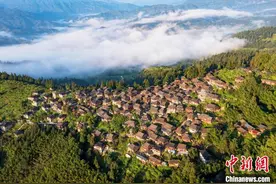 贵州岜沙苗寨 夏日风景如画图片