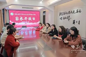 太酷啦！这所小学把课桌操玩出花样图片