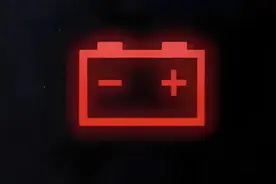 电车车主：这两个灯亮了，千万别大意图片