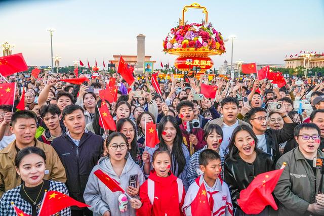 今晨12.1万人天安门广场看升国旗，结束后久久不愿离去