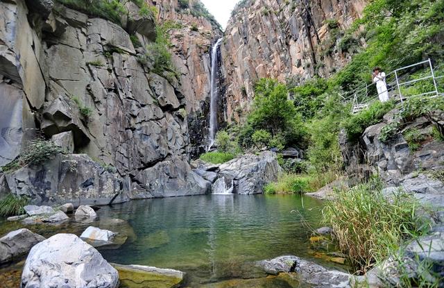 河北秦皇岛：游人赏山水觅清凉