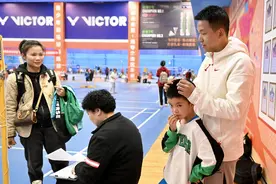 开设双语羽毛球课程，自编羽毛球操 体育老师用“魔法”点燃小学生的羽毛球热情图片