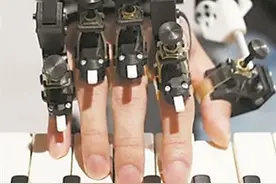 外骨骼助钢琴家突破弹奏“天花板”图片