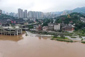 中央气象台发布暴雨黄色预警 重庆多个区县发生洪涝灾害，部分列车停运图片