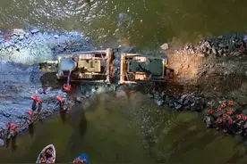 防汛大堤上，迷彩色是最温暖的安全色图片
