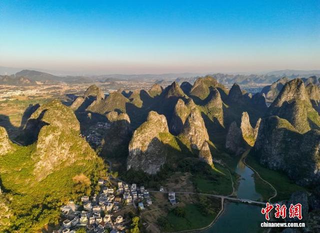 广西贺州：喀斯特峰丛林立宛如壮丽画卷