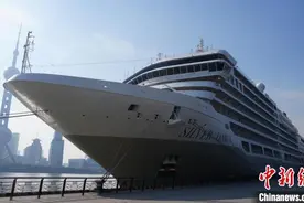 2025年首艘访问港邮轮抵沪图片