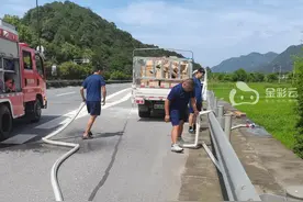归队途中遇货车起火，他们“秒出警”灭火图片