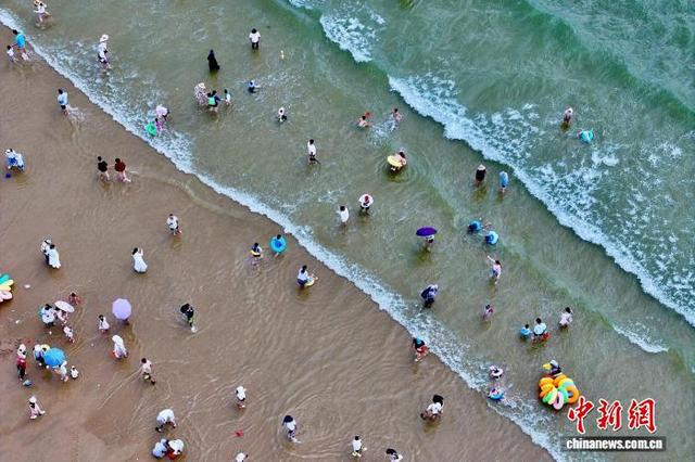 福建平潭海滨浴场引游人