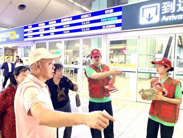 让游客从“路过”到“爱上”！“红马甲”点亮武汉秋日
