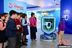 宇树科技机器人为香港青少年讲解“全民国家安全教育日”展览图片