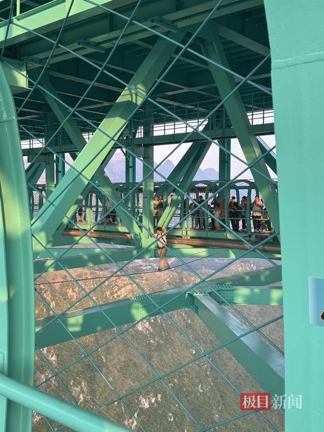 实探贵州花江峡谷600米高廊桥：恐高游客直呼“好吓人”，有人4分钟走完高空钢丝