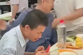 围观拍摄“韦神”食堂吃饭，过了 | 新京报快评图片