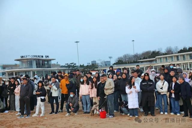 今晨5时41分，日照海边挤满了人！