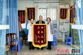 万米高空施展急救 什邡医生抒写“医者仁心”图片
