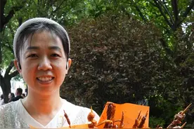 2024西安中考|育才中学考点外 考生家长送孩子“烧烤花束”鼓舞士气图片