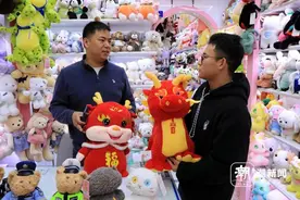 “世界超市”义乌龙元素产品热销  爆款生肖龙商家卖到缺货图片