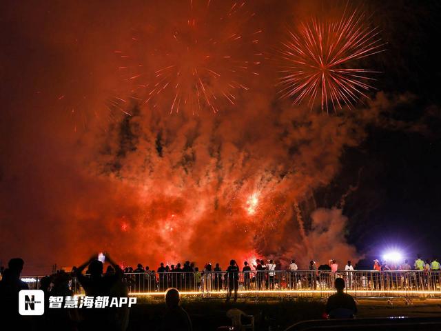 在稻田里看烟花！泉州惠安稻田艺术季首日吸引客流超10万人次