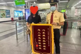 痛！女子手机掉进轨道，伸手捡反被门夹！广州地铁回应→图片