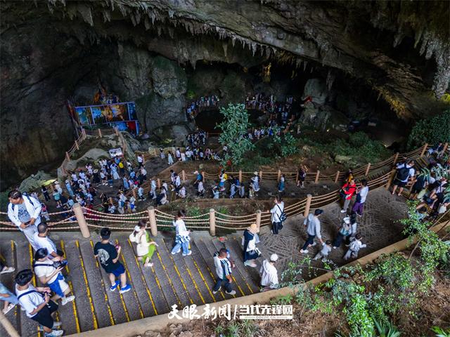 日均接待超20000人次 织金洞迎来避暑游高峰