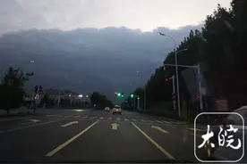 合肥天空现“阴阳脸” 气象专家：冷空气过境时形成的“云墙”图片