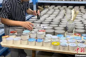 （申城风景线）探访沪上最大蟋蟀市场：上海爷叔的“雅玩”图片