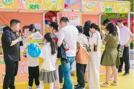 优酸乳嚼柠檬新品上市，公益派发10万包嚼柠檬图片