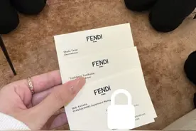 女子称在日购物遭不当对待，经理带着导购突然下跪道歉图片