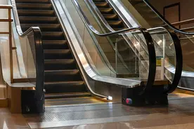 闪电律解｜七旬老人超市扶梯摔倒致骨折 谁之责？律师：后方推车人应承担主要责任图片