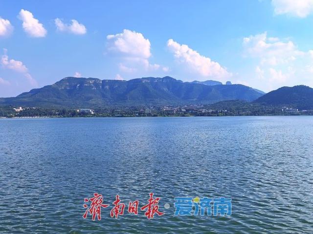 一年四季 泉在济南｜雨后卧虎山水库焕新颜 白云映水画中游