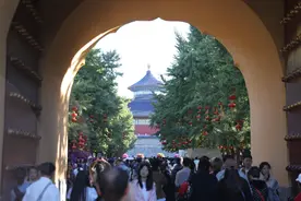 应对大客流 天坛增加验票通道、设置单行线图片