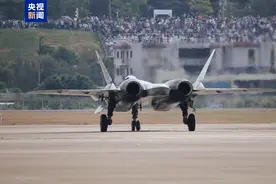 苏-57战斗机再次高空“炫技” 上演多项高难度动作图片