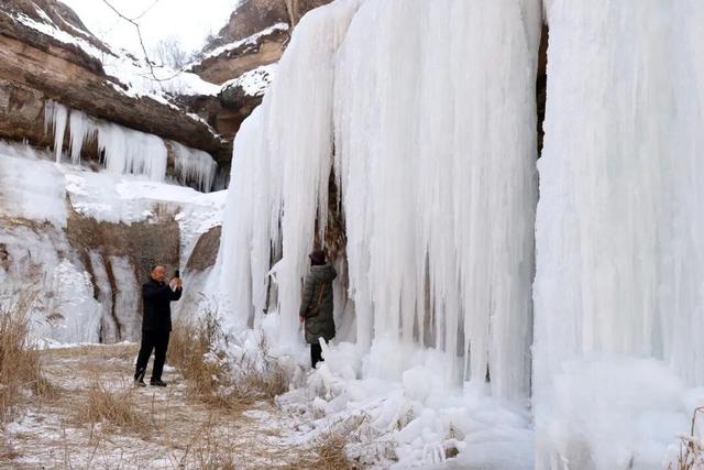 西峰区：冰瀑映峡谷 雪韵醉游人
