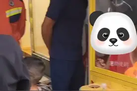 拍客｜贵州惊现真娃娃机？原是“熊孩子”钻进机器拿娃娃出不来了图片